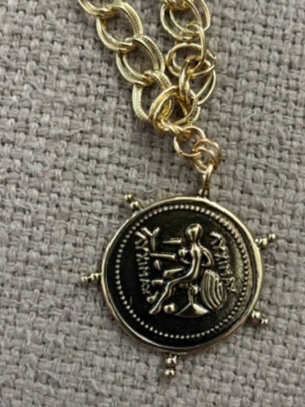 Gold tone medallion necklace 18"